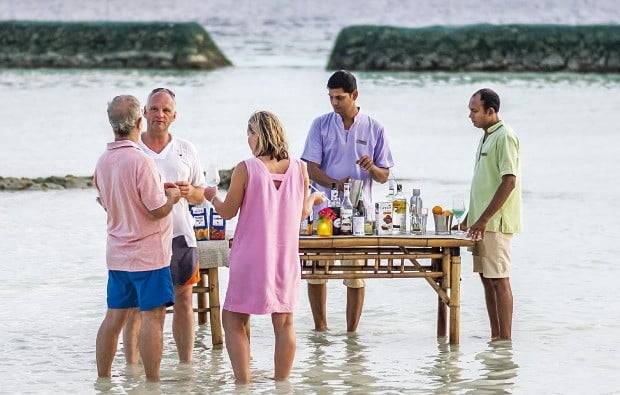 몰디브 무푸시 리조트의 해변에서 칵테일 만들기 체험을 하고 있는 여행객들