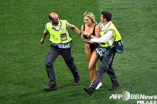토트넘과 리버풀의 유럽챔피언스리그 결승전에 수영복을 입고 난입한 여성 관중이 보안요원들에게 끌려나가고 있다. 사진(스페인 마드리드)=ⓒAFPBBNews = News1