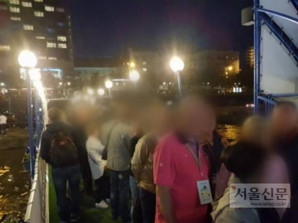 31일(현지시간) 다뉴브강의 밤 유람선을 타기 위해 관광객 등이 선착장에 길게 늘어서 있다.부다페스트 이하영 기자 hiyoung@seoul.co.kr