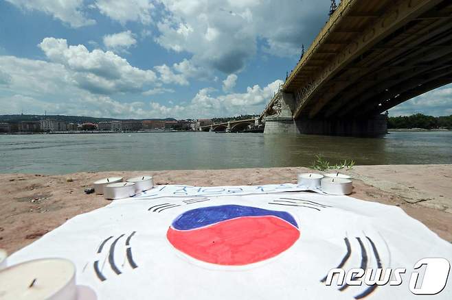 2일 (현지시간) 헝가리 부다페스트 다뉴브강변의 유람선 침몰사고 지점에 커다란 태극기가 펼쳐져 있다. © AFP=뉴스1 © News1 우동명 기자