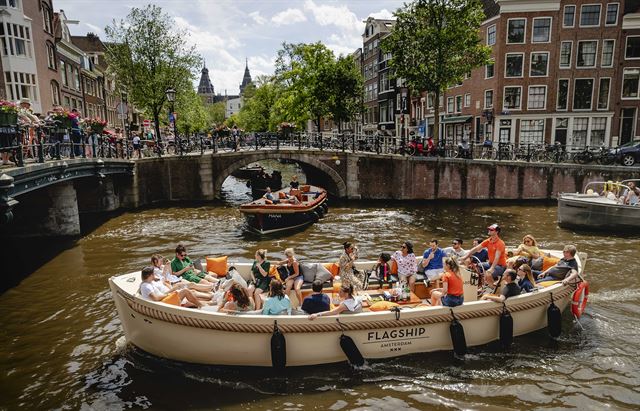 네덜란드에서 30도가 웃도는 무더운 날씨를 보이고 있는 가운데 2일(현지시간) 보트를 타는 시민들이 암스테르담 운하를 따라 이동하고 있다. EPA 연합뉴스