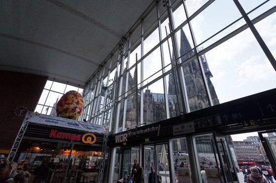 쾰른 중앙역 통유리 너머로 보이는 대성당. 역을 빠져나오며 모두가 감탄사를 연발한다. 최승표 기자