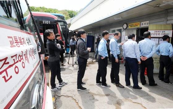 경기 버스 파업 찬반 투표가 시작된 8일 오전 경기도 용인시 처인구의 한 버스업체에서 경기자동차노조 회원들이 투표를 하고 있다. [뉴스1]