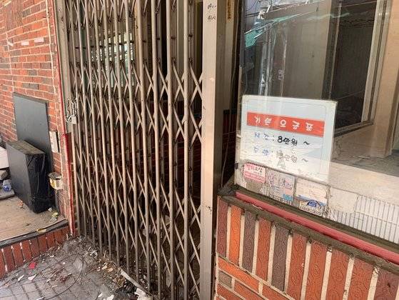 4일 대구 중구 도원동 자갈마당에서 내부 철거가 이뤄진 한 건물 현관이 잠겨 있다. 대구=김정석기자