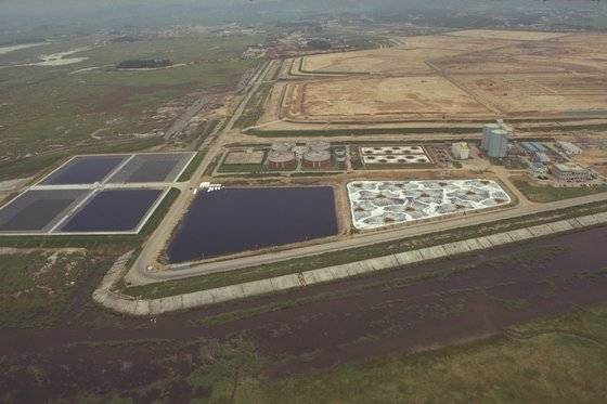 1990년대 인천 수도권매립지의 모습. 난지도와는 달리 침출수 처리 등 위생 매립이 진행됐다. [중앙포토]