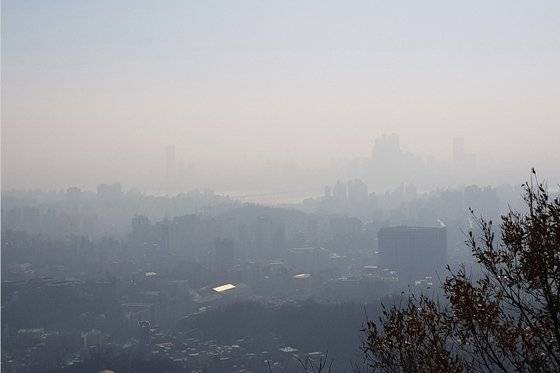 미세먼지 비상저감조치가 내려진 지난 1월 13일 서울 서대문구 안산 정상 봉수대(해발 296m)에서 바라본 서울 도심이 미세먼지 속에 갇혀있다. [연합뉴스]