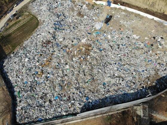 경기 파주 지역에 불법 투기된 폐기물. 천권필 기자