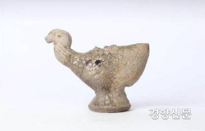 창원 현동에서 아라가야 영역의 고분에서 확인된 오리몸과 낙타머리 형태의 토기. 물론 머리가 낙타모양인지 100% 확신할 수 없지만 매우 특이한 형태를 보여준다.|삼한문화재연구원 제공
