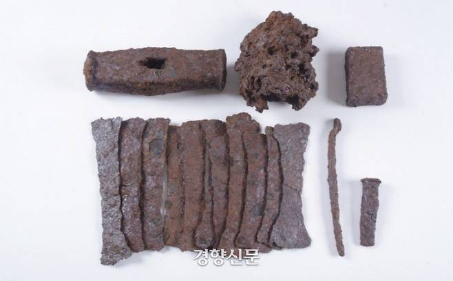 목곽묘에서 출토된 단야구와 철정. 철정, 즉 덩이쇠는 당시 화폐로도 쓰였고, 철기의 재료로도 쓰였다. |삼한문화재연구원 제공