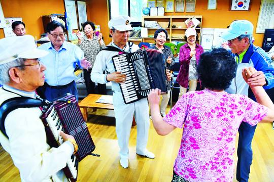 경기도 고양의 한 경로당 어르신들이 연주단이 합주하는 ‘내 나이가 어때서’에 맞춰 흥겹게 춤을 추고 있다.