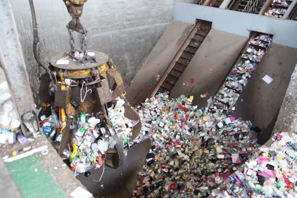 수원시자원순환센터에 쌓여 있는 플라스틱 쓰레기.
