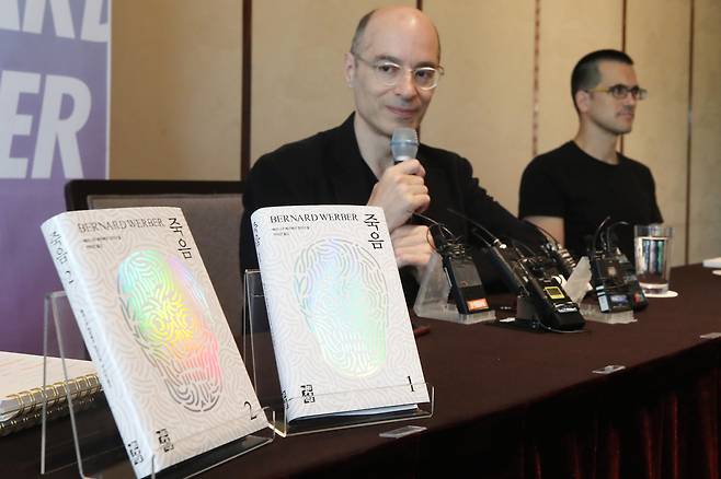Novelist Bernard Werber speaks at a press conference Wednesday at the Westin Chosun Seoul. (Yonhap)