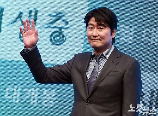 지난 4월 22일 열린 영화 '기생충' 제작보고회에서 배우 송강호가 포즈를 취하고 있다. (사진=황진환 기자/노컷뉴스 자료사진)