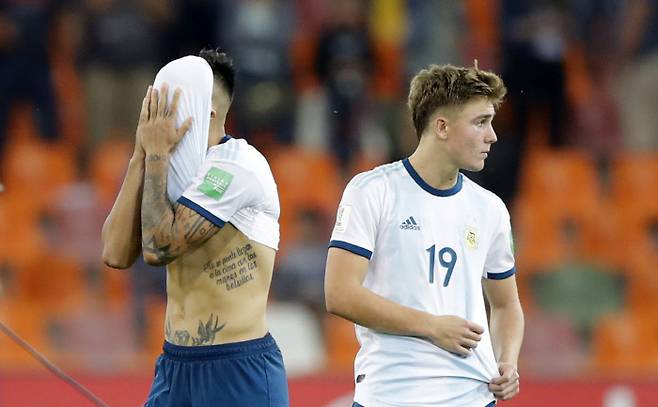 아르헨티나 선수들이 5일 열린 말리와의 2019 FIFA U-20 월드컵 16강에서 승부차기 끝에 패한 뒤 아쉬워하고 있다.   비엘스코-비아와 | AP연합뉴스