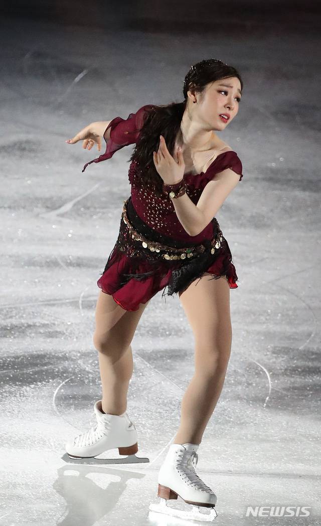 【서울=뉴시스】김선웅 기자 = 6일 오후 서울 송파구 올림픽공원 KSPO DOME(체조경기장)에서 열린 올댓스케이트 2019에서 김연아가 멋진 공연을 선보이고 있다. 2019.06.06. mangusta@newsis.com
