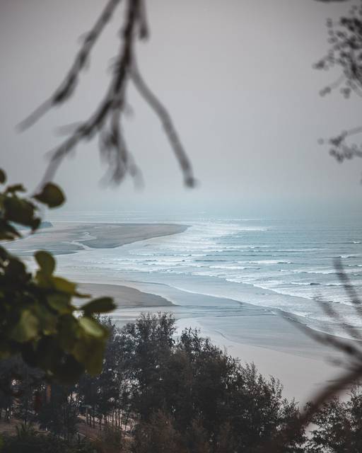 길이 120km에 달하는 세계에서 가장 긴 해변, 방글라데시 콕스바자르. 끝이 보이지 않는 해변 위로 잔잔한 파도가 넘실댄다. 사진=루아이 카발란