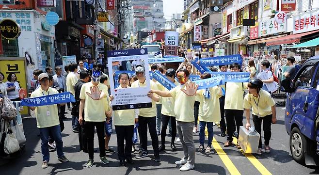 박원순 서울시장이 2016년 6월30일 서울 홍익대학교 앞 홍익어린이공원에서 '아르바이트 청년 권리지킴이' 발대식에 참석해 지킴이들의 힘찬 출발을 격려했다. ⓒ서울시 제공