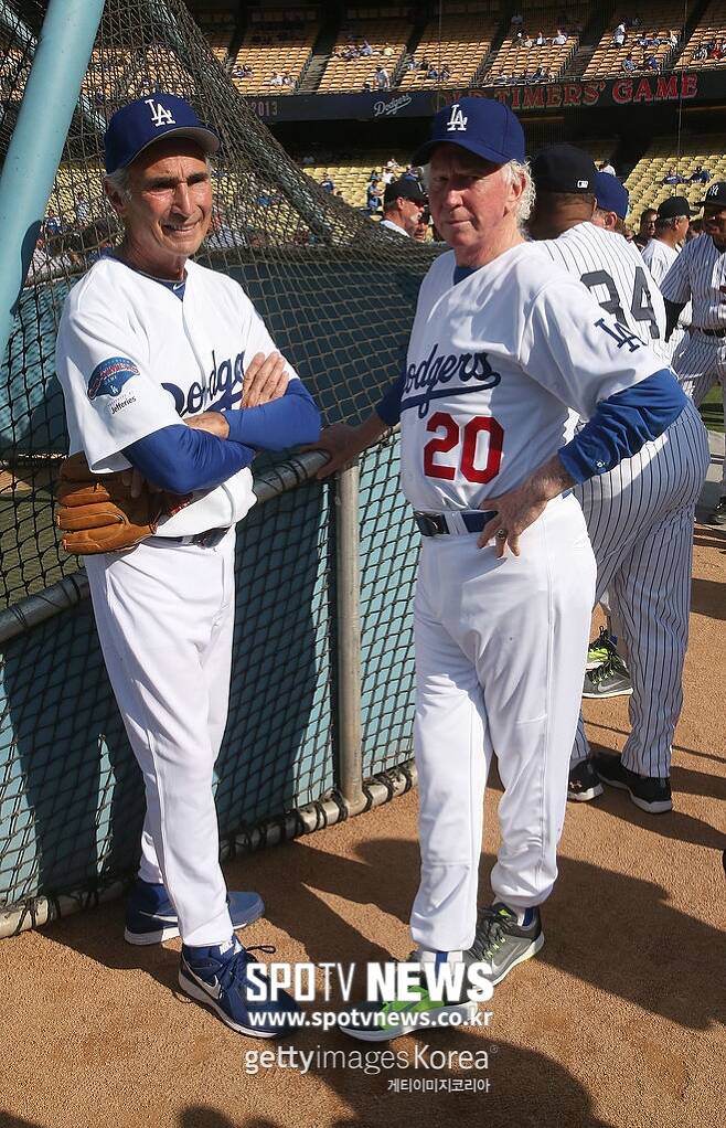 ▲ 다저스 레전드 샌디 쿠팩스(왼쪽)와 돈 서튼이 2013년 6월8일 미국 캘리포니아주 LA 다저스타디움에서 열린 올드 타이머 경기 전 대화를 나누고 있다.