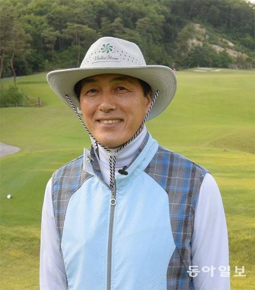 강원 횡성 벨라스톤CC에서 마셜 캐디로 일하는 고영문 위원이 코스를 배경으로 환한 표정을 짓고 있다. 공군 사관학교를 거쳐 중령으로 예편한 그는 은퇴 후 필드에서 제2의 인생을 걷고 있다. 횡성=김종석 기자 kjs0123@donga.com
