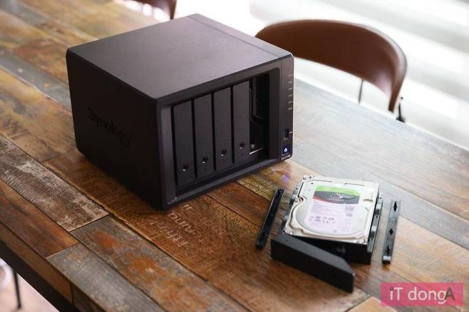 5개의 3.5'HDD 베이가 적용된 DS1019+