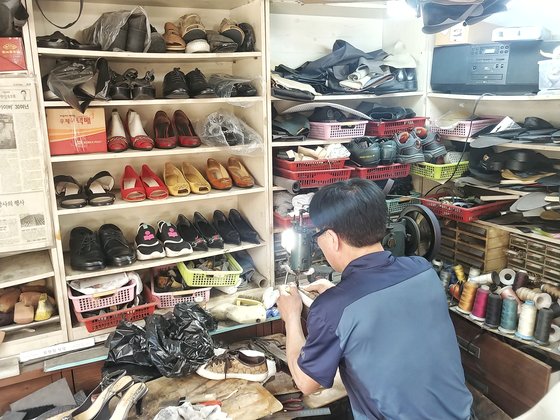 인터뷰 하는 한시간 남짓 찾아온 손님은 세명 뿐이었지만 신발장에는 졸업생들이 맡긴 신발로 가득했다. 박해리 기자