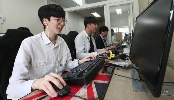 게임에 대한 재능을 전공으로 살려 e스포츠학과에 입학한 김서진(왼쪽)군. 김군은 "내가 선택한 길이니 그 누구보다 최선을 다해야 한다고 매일 다짐한다"고 말했다. 최승식 기자