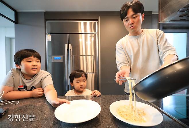 집에서 후딱 스파게티를 만들었다. 많이 해본 솜씨다. 치즈 가루도 뿌려주고 .