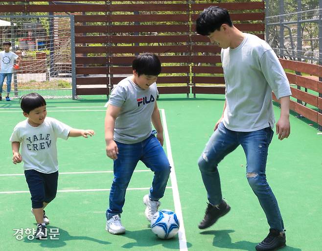 아이들 이마에 땀이 송글송글 맺힐 때까지  한참을 공놀이를 했다.