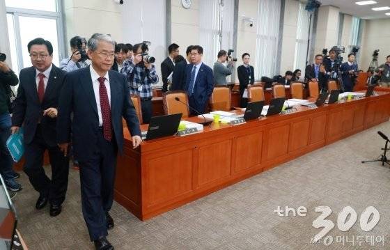 지난해 10월23일 오전 서울 여의도 국회에서 열릴 예정이던 환경노동위원회의 조명래 환경부 장관 후보자에 대한 인사청문회가 파행되자 바른미래당 김동철, 자유한국당 이장우 등 야당 위원들이 퇴장하고 있다. 이날 인사청문회는 조 후보자의 자료 미제출 건으로 김학용 위원장과 야당 위원들의 반발로 시작도 하지 못한채 정회됐다. / 사진=이동훈 기자
