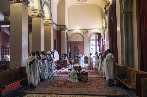 고대 기독교의 원형을 고스란히 간직한 랄리벨라의 암굴교회 내부.