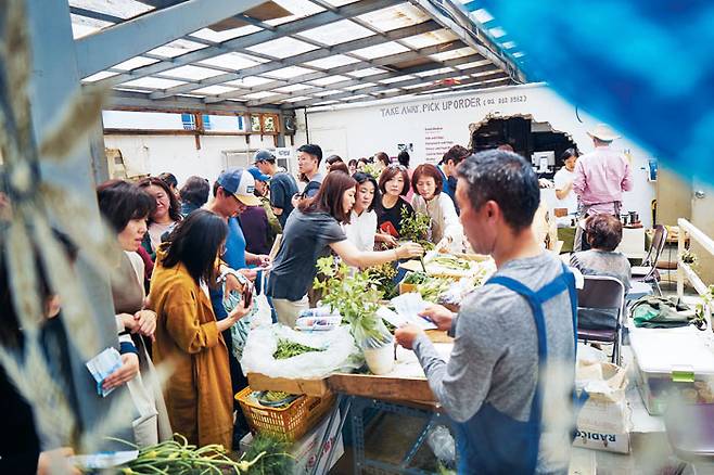 5월 28일 열린 마르쉐@ 채소 시장에 참가한 근교농 베짱이 농부의 판매대 앞이 문전성시를 이루고 있다. / 마르쉐@