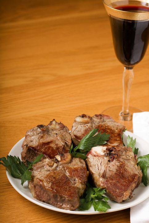 양고기와 맥주도 잘 어울리지만 과일향이 양고기 특유의 향을 잡아주는 와인과도 찰떡궁합이다. 게티이미지뱅크