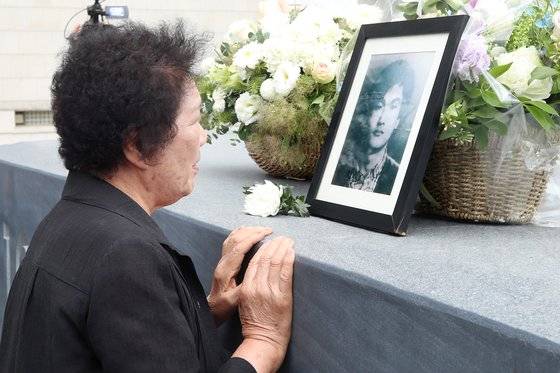 7일 오후 서울 서대문구 연세대학교 한열동산에서 열린 제32회 이한열 열사 추모식에 참석한 이한열 열사의 어머니 배은심 여사가 추모비에 헌화하고 있다. [연합뉴스]