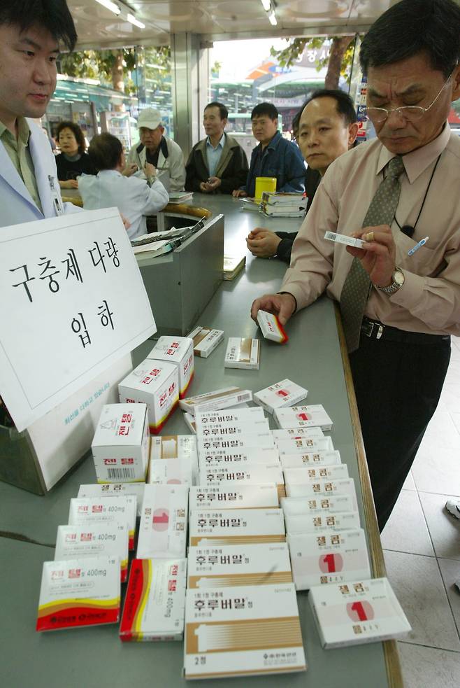 지난 2005년 11월 중국산 김치에 이어 일부 국산 김치에서도 기생충알이 검출됐다는 발표가 나오자 당시 약국에서 구충제를 구입하는 시민들이 급증하기도 했다. [중앙포토]