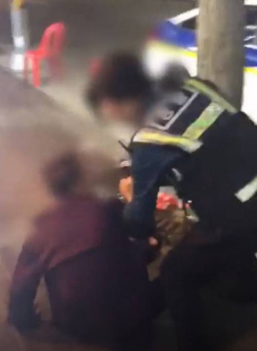 술에 취한 남성을 제압하는 과정에서 여경의 대응이 미숙했다는 논란이 제기된 동영상 장면. 구로경찰서 제공