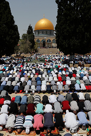 ⓒAFP PHOTO 팔레스타인인들이 예루살렘 알아크사 모스크 돔 앞에서 기도하고 있다.