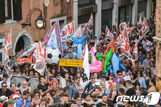 8일 이탈리아 베네치아에서 지역 내 크루즈선 운항에 반대하는 5000여명 규모 시위가 열렸다. © AFP=뉴스1