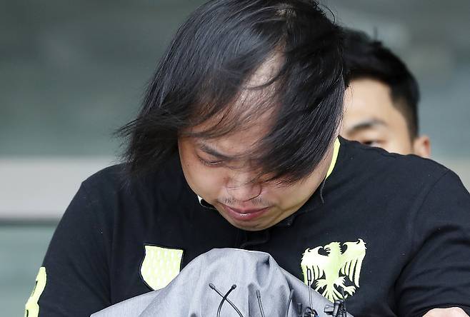 노래방 도우미를 교체해달라는 손님과 말다툼 끝에 살해하고 시신을 훼손, 유기한 변경석씨(34·노래방 업주)가 지난해 8월 29일 오후 경기도 안양동안경찰서에서 수원지방검찰청 안양지청으로 송치되고 있다. [뉴스1]