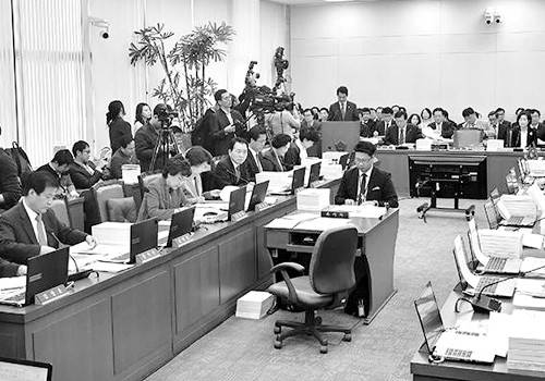 경기도내 의료기관 수술실에 CCTV 설치를 필두로 최근 국회에서 관련 법안이 발의됐지만, 폐기-재발의를 거치며 해당 사안을 둘러싼 논란이 점입가경이다. 사진은 국회 보건복지위 전체회의 장면.