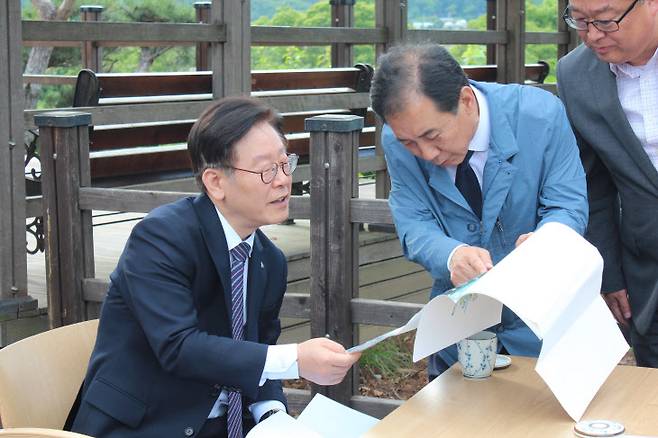 지난 7일 박윤국 시장(가운데)이 포천 한탄강지지공원을 방문한 이재명 지사에게 포천양수발전소 유치 현황에 대해 자세히 설명하고 있다. / 사진=머니S