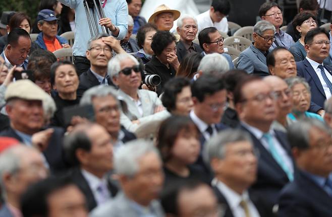 ì´íì´ ì´ì¬ì ì´ë¨¸ë ë°°ìì¬ì¨ê° 10ì¼ ì¤ì&nbsp; ìì¸ ì©ì°êµ¬ ë¯¼ì£¼ì¸ê¶ê¸°ëê´(ì ë¨ìë ëê³µë¶ì¤)ìì ì´ë¦° ì&nbsp;32ì£¼ë 6Â·10ë¯¼ì£¼í­ì ê¸°ëììì ë·ìë¦¬ì ìì ì¼êµ´ì ë§¤ë§ì§ê³&nbsp; ìë¤.