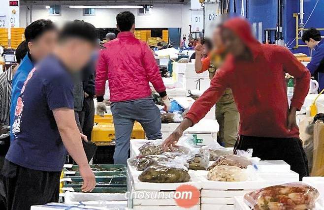 10일 오전 서울 동작구 노량진 수산시장에서 아프리카인 직원이 손님을 응대하고 있다. 현재 이 시장에서 일하는 아프리카인은 20여명에 이른다. /고운호 기자