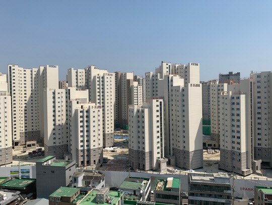 지난달 발표된 3기 신도시가 모두 서울 외곽 지역으로 선정되면서 서울 분양권 거래 시장이 활기를 되찾았다. 신정뉴타운아이파크위브는 지난달 10건의 분양권 거래가 이뤄졌다. 신정뉴타운아이파크위브 전경.<디지털타임스 DB>