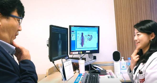 이유나 뇌신경센터장이 외래 환자에게 거북목 예방과 개선을 위한 ‘이중 턱 만들기’ 동작을 알려주고 있다. 양지병원 제공