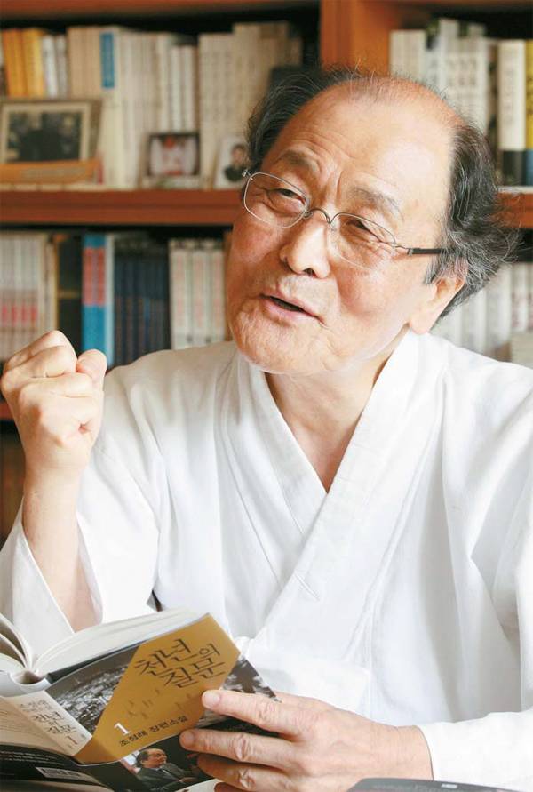 조정래 소설가와 10일 경기 분당 태봉산 자락의 자택 집필실에서 만났다. 신작 `천년의 질문`을 육필로 쓴 편백나무 책상에서 그는 명저 `태백산맥` 이후의 30년을 회고했다.  [김호영 기자]