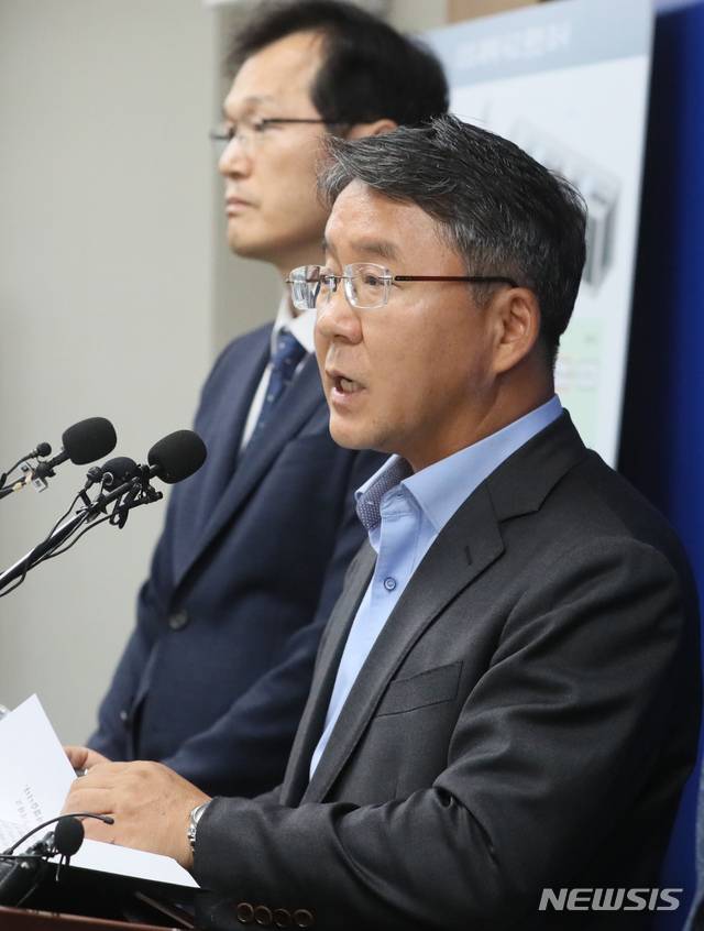 【세종=뉴시스】강종민 기자 = 이승우 국가기술표준원장이 11일 오전 정부세종청사에서 민관합동 에너지저장장치(ESS) 화재사고 원인조사위원회가 실시한 'ESS 화재사고 원인조사 결과'와 '재발방지를 위한 종합안전강화대책', 'ESS 산업생태계 경쟁력 지원방안'을 발표하고 있다. 2019.06.11. ppkjm@newsis.com