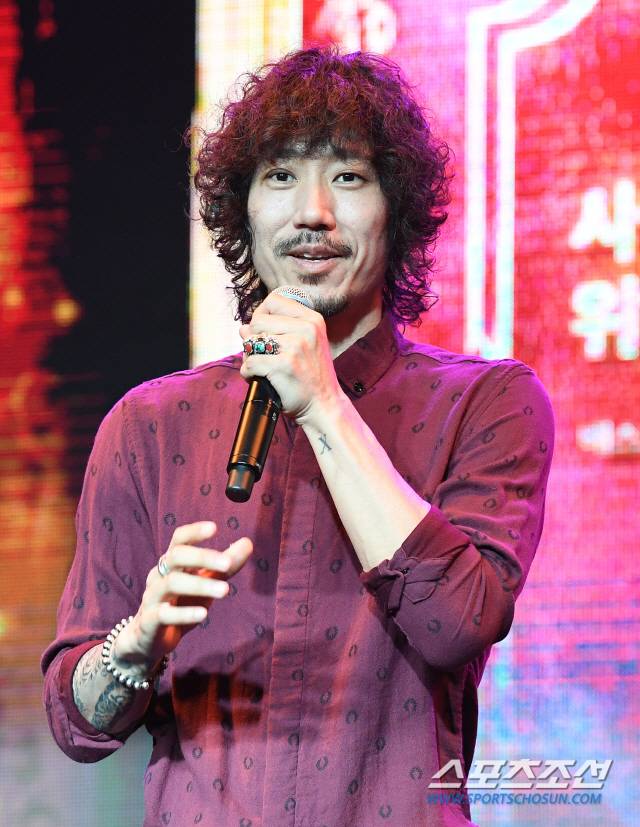 12일 오후 서울 서교동 홍대 무브홀에서 가수 비비(BIBI)가 데뷔 EP '사랑하는 사람들을 위한 지침서'를 발표하고 쇼케이스를 펼쳤다. 소속사 대표로 참가한 타이거JK가 비비를 소개하고 있다. 서교동=송정헌 기자 songs@sportschosun.com/2019.06.12/