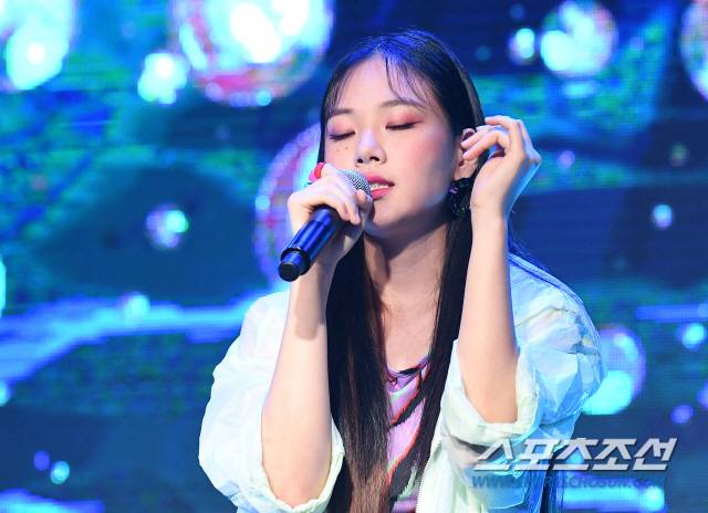 12일 오후 서울 서교동 홍대 무브홀에서 가수 비비(BIBI)가 데뷔 EP '사랑하는 사람들을 위한 지침서'를 발표하고 쇼케이스를 펼쳤다. 데뷔 쇼케이스에서 화려한 무대를 선보이고 있는 비비. 서교동=송정헌 기자 songs@sportschosun.com/2019.06.12/