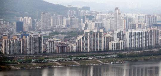 3기 신도시 발표가 한 달 여 가량 지난 가운데, 서울 강남3구의 아파트 매매가격 하락폭이 발표 직전 한 달 전보다 오히려 줄어든 것으로 나타났다. 사진은 서울 아파트 단지의 모습.  연합뉴스
