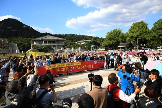 한국기독교총연합회(한기총} 전광훈 대표목사가 11일 청와대 분수대 앞에서 문재인 대통령의 하야를 촉구하고 있다. 오종택 기자
